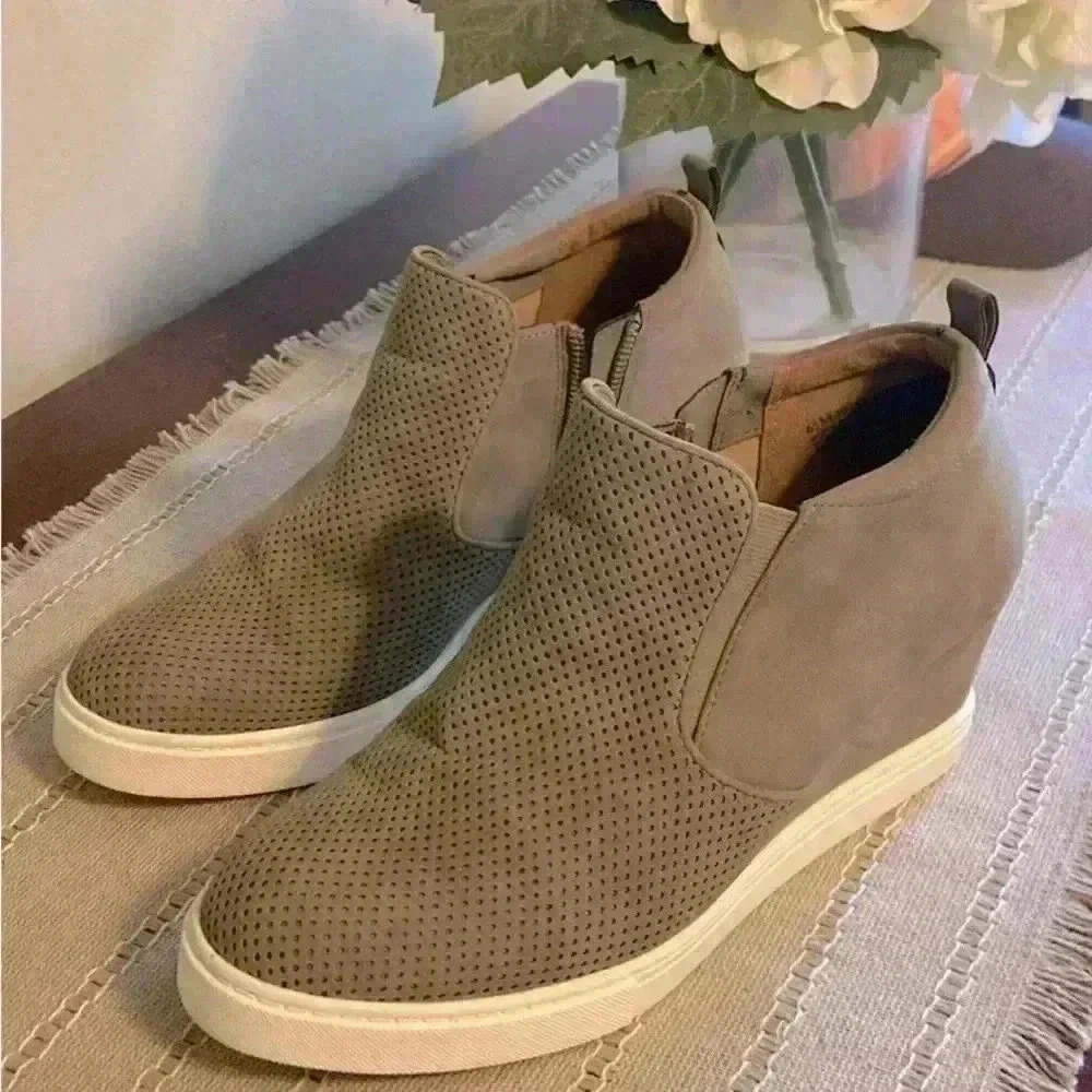Women’s size 6.5 Susina wedge booties gray zip up EUC